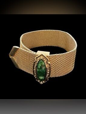 Vintage Sarah Coventry
Gold plated mesh bracelet with Jade stone.